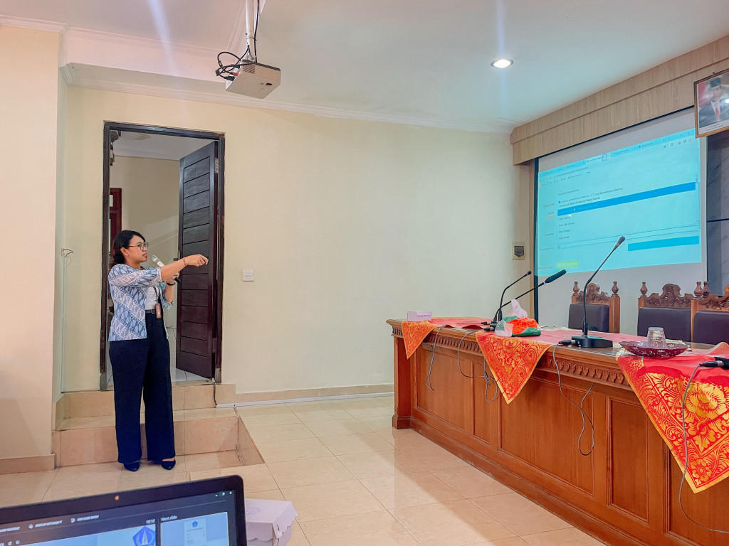 Pendampingan aplikasi e surat dan tte di Desa sembung